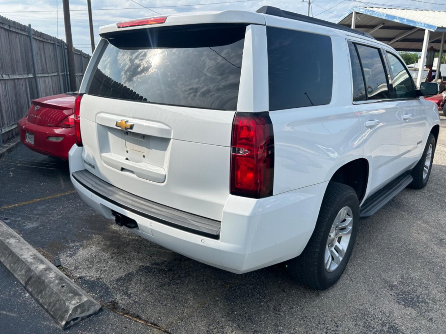 2018 White Chevrolet Tahoe LS 2WD (1GNSCAKC7JR) with an 5.3L V8 OHV 16V engine, 6A transmission, located at 1687 Business 35 S, New Braunfels, TX, 78130, (830) 625-7159, 29.655487, -98.051491 - Photo#3